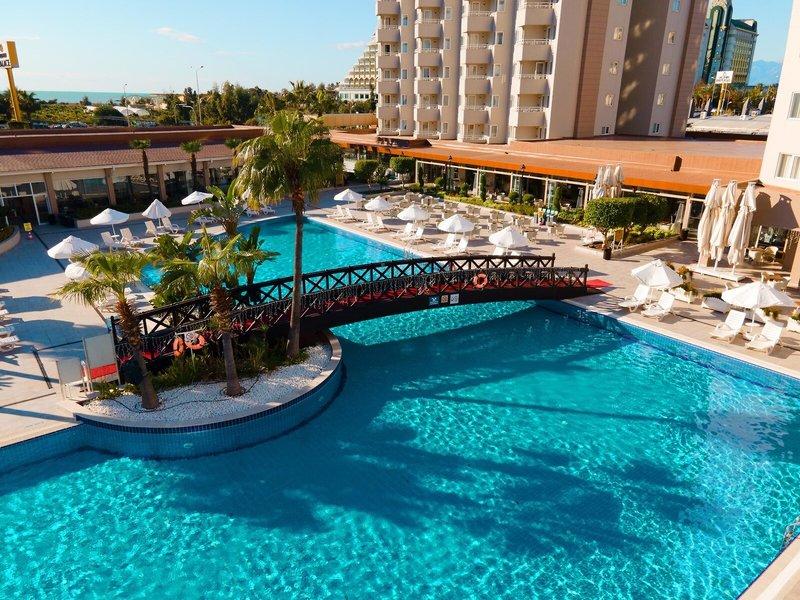 Grand Park Lara Hotel mit Swimmingpool und Sonnenschirmen aus der Vogelperspektive.