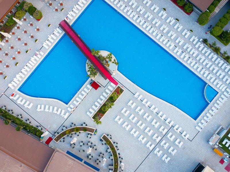 Luftaufnahme des Swimmingpools und der Liegestühle im Grand Park Lara Hotel