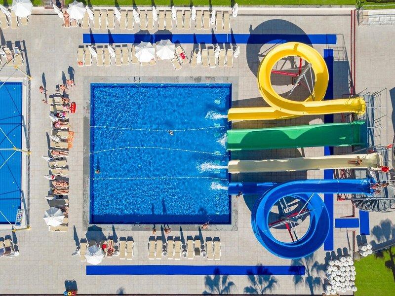 Luftaufnahme des Pools und der Wasserrutschen im Grand Park Lara Hotel