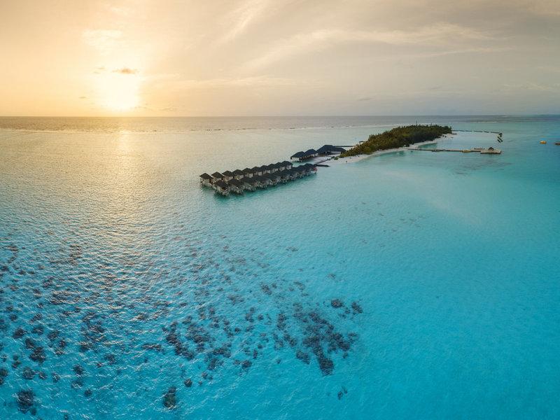 Luftaufnahme des Summer Island Maldives Hotels mit Wasservillen und blauem Meer