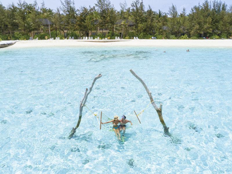 Paar im Wasser auf einem Hängematten-Schaukel-Swing auf dem Summer Island Maldives