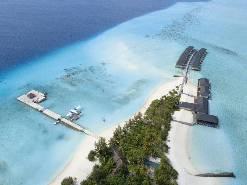 Luftaufnahme des Summer Island Maldives Resorts mit Wasserflugzeugen und Bungalows am Strand