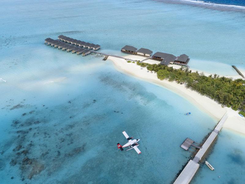 Luftaufnahme des Summer Island Maldives Resorts mit Wasserflugzeug und Bungalows am Strand