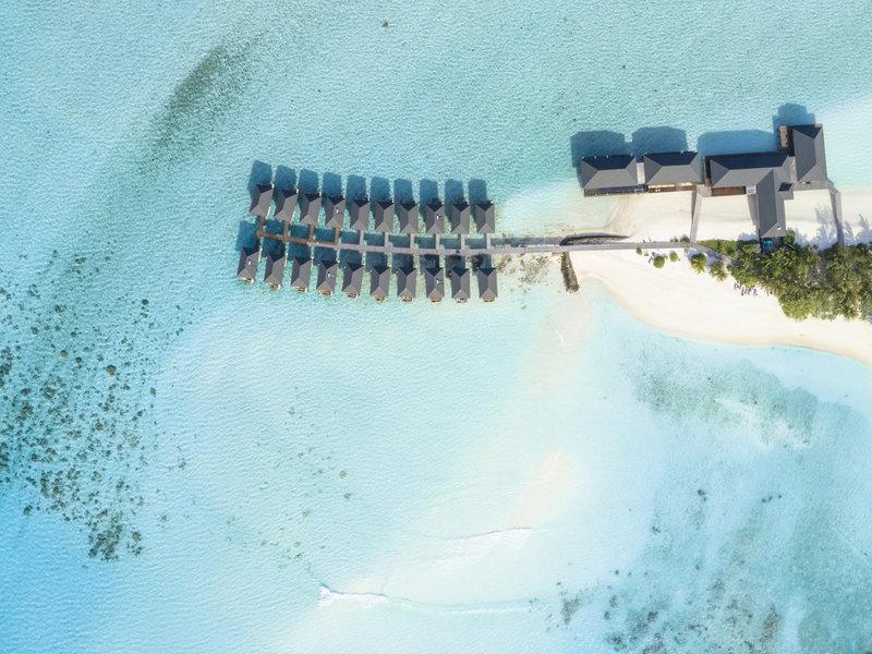 Luftaufnahme des Summer Island Maldives Resorts mit Wasservillen und Strand