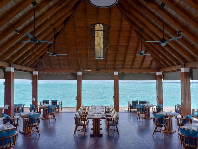 Innenansicht des Restaurants im Summer Island Maldives mit Blick auf das Meer.