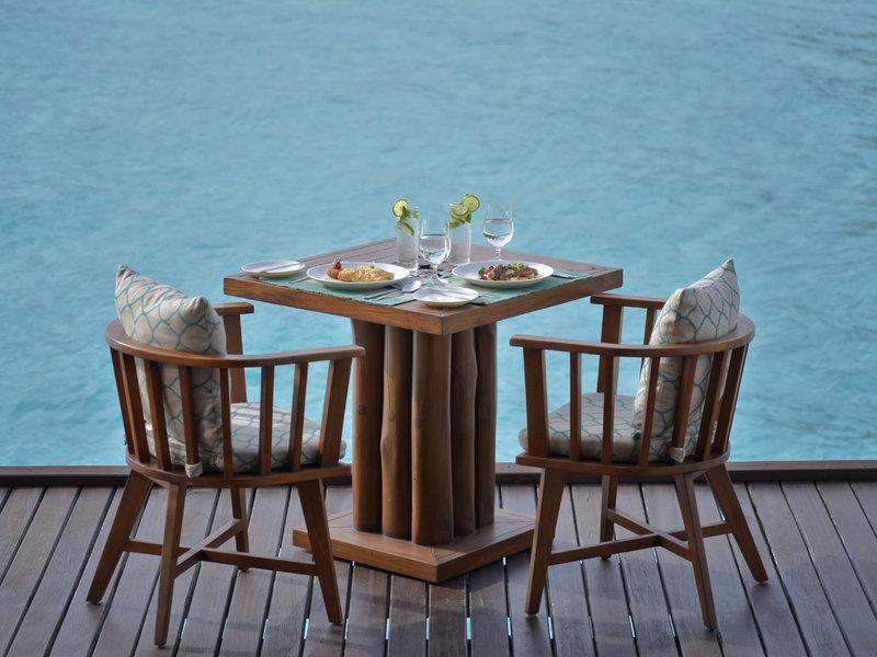 Tisch mit Essen und Getränken auf einer Terrasse mit Blick auf das Meer im Summer Island Maldives.
