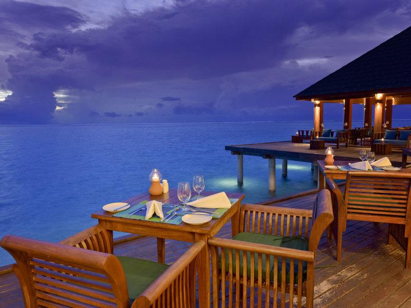 Abendessen auf der Terrasse des Summer Island Maldives Hotels mit Blick auf den Ozean.