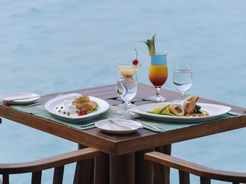 Essen auf Tisch mit Meerblick im Hotel Summer Island Maldives