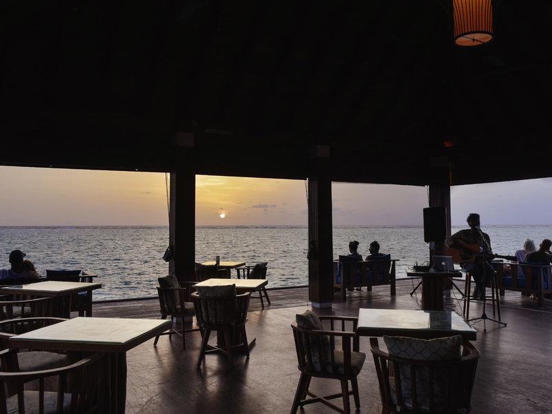 Terrasse des Summer Island Maldives Hotels mit Blick auf den Sonnenuntergang über dem Ozean