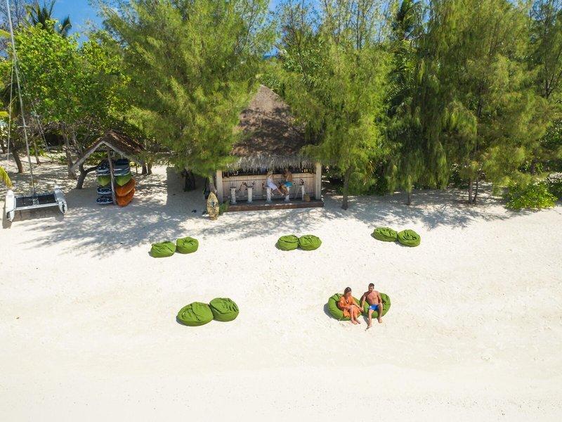 Luftaufnahme eines Strandes mit einem kleinen Strandhaus und dem Hotel Summer Island Maldives