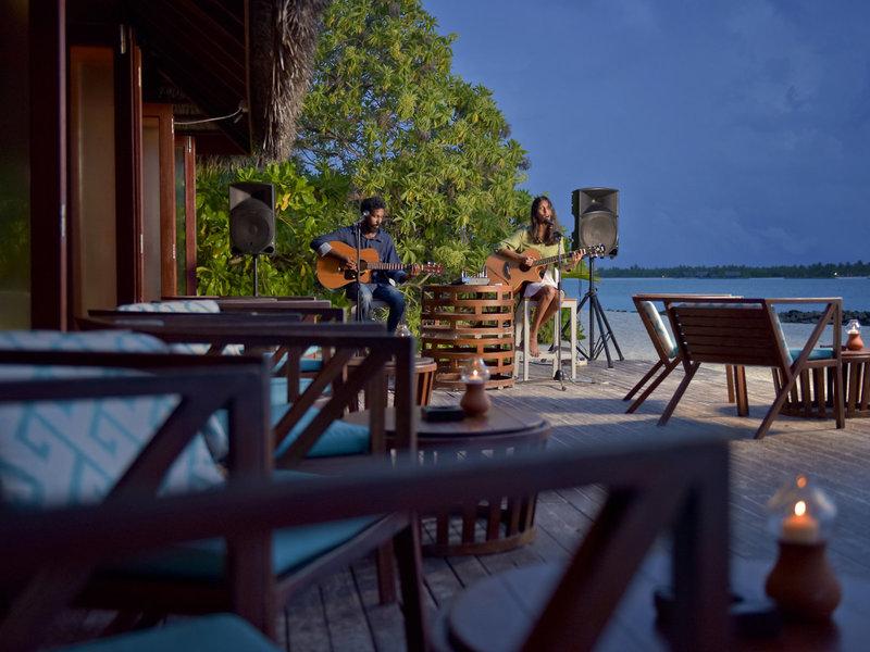 Zwei Musiker spielen Gitarre auf der Terrasse im Sommer Island Maldives Hotel.