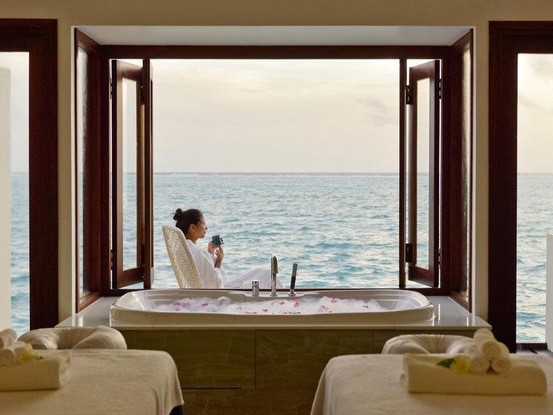 Frau im Schwimmbad mit Meerblick im Summer Island Maldives