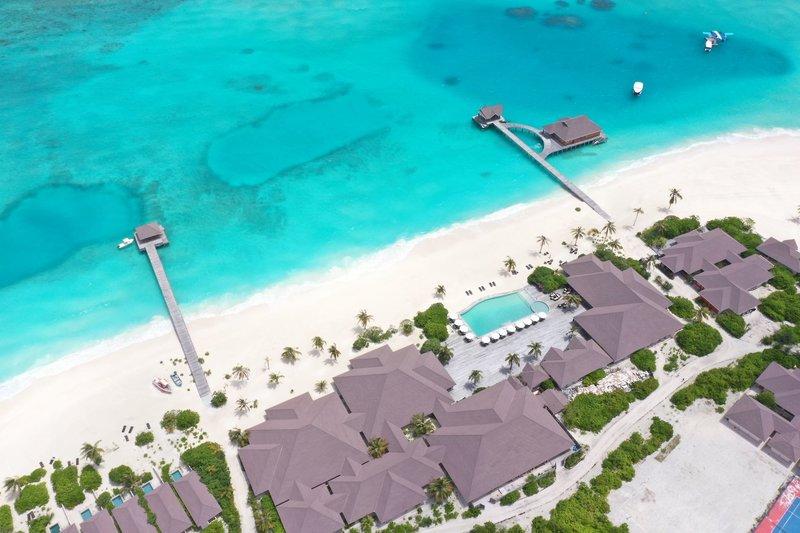 Luftaufnahme des Brennia Kottefaru Maldives mit Strand, Gebäuden und Wasser