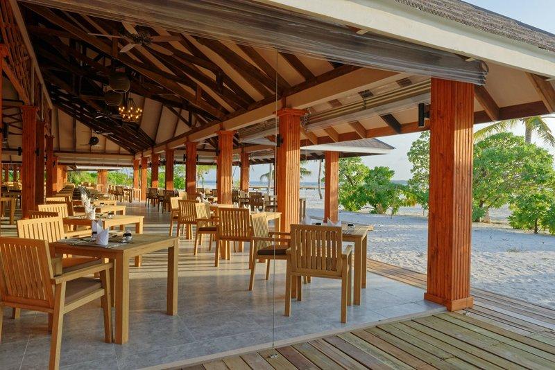 Brennia Kottefaru Maldives Hotel Terrasse mit Tischen und Stühlen am Strand
