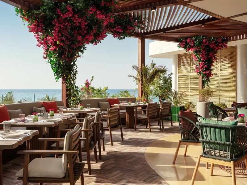 Terrasse des St. Regis Al Mouj Muscat Resorts mit Blick auf das Meer