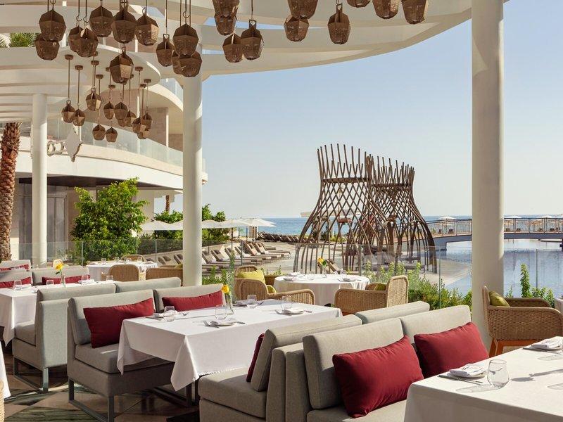 Terrasse des St. Regis Al Mouj Muscat Resorts mit Blick auf das Meer