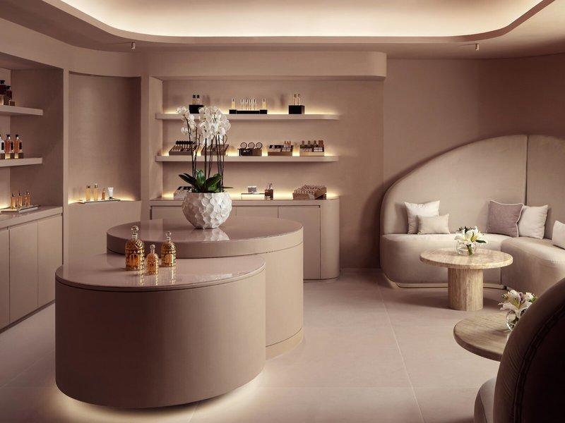 Das Interieur des St. Regis Al Mouj Muscat Resort mit Möbeln und Pflanzen.