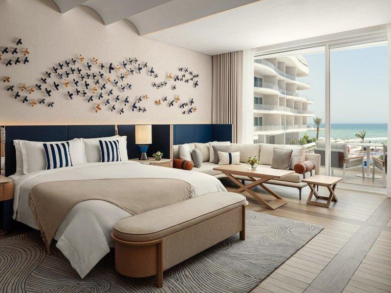 Luxuriöses Hotelzimmer im St. Regis Al Mouj Muscat Resort mit Blick auf das Meer.