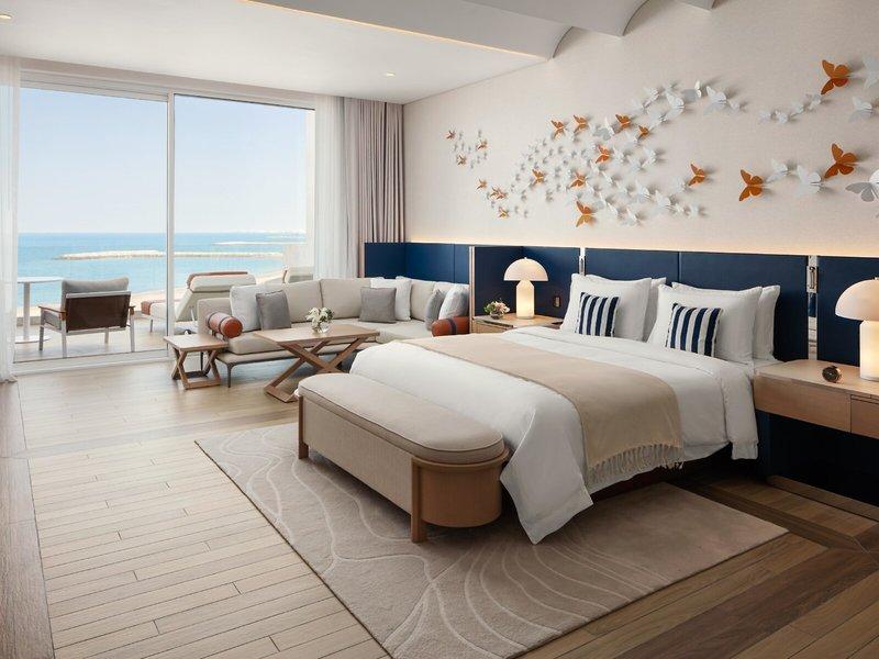 Innenansicht der Suite im St. Regis Al Mouj Muscat Resort mit Blick auf das Meer.