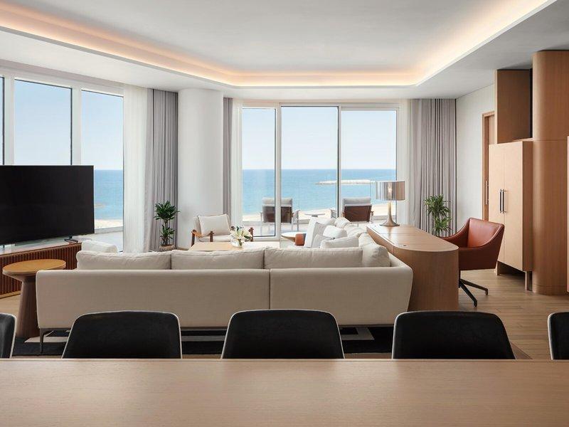 Wohnbereich im St. Regis Al Mouj Muscat Resort mit Blick auf das Meer.
