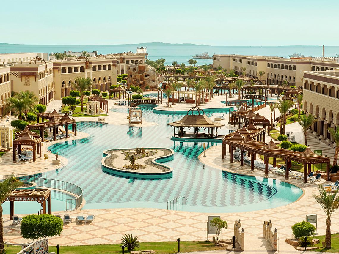 Luftaufnahme des Sentido Mamlouk Palace Resorts mit großen Swimmingpools und Pavillons am Meer