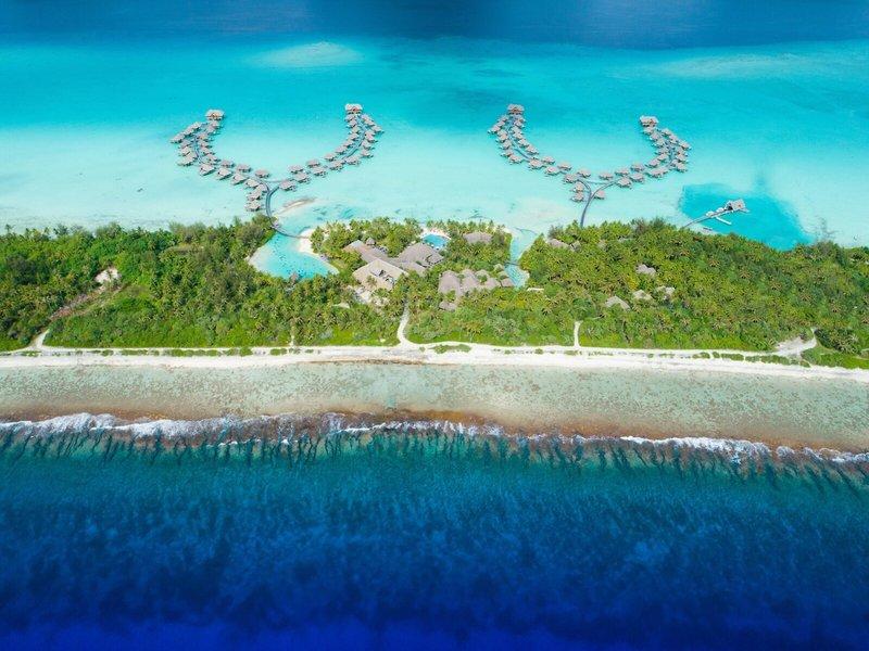 Luftaufnahme des InterContinental Bora Bora Resorts und Thalasso Spa mit vielen Bungalows und kristallklarem Wasser.