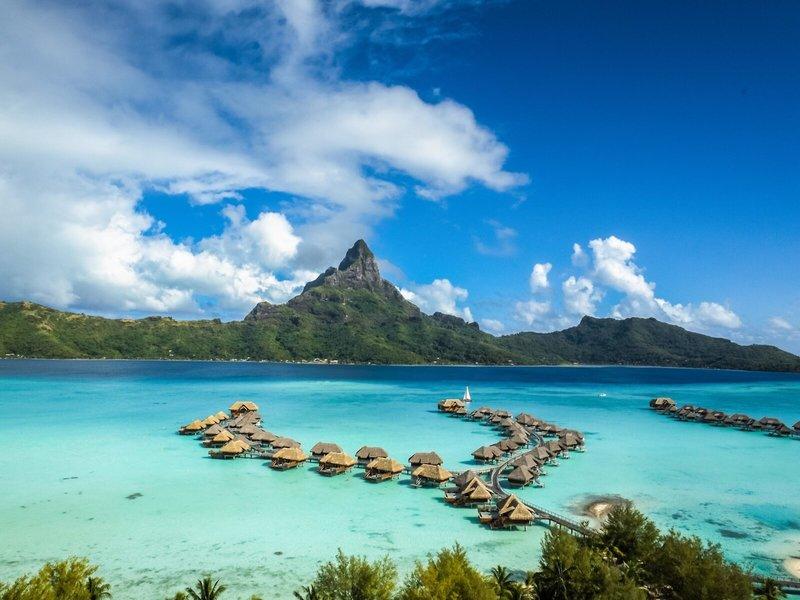 Interkontinentales Bora Bora Resort und Thalasso Spa mit Wasserbungalows und Berg im Hintergrund.