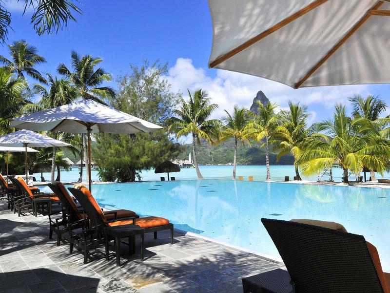 Infinity-Pool des InterContinental Bora Bora Resort and Thalasso Spa mit Sonnenliegen und Palmen