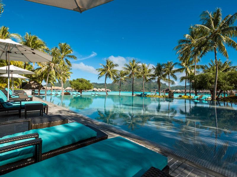 Infinity-Pool am InterContinental Bora Bora Resort mit blauem Wasser und Liegen