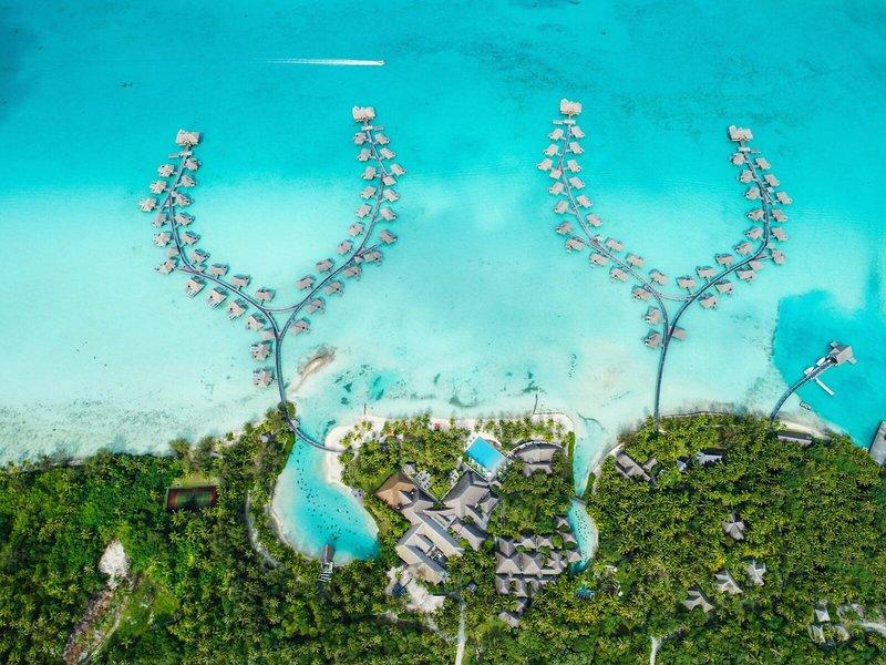 Luftaufnahme des InterContinental Bora Bora Resorts und Thalasso Spa, das ans Meer angrenzt