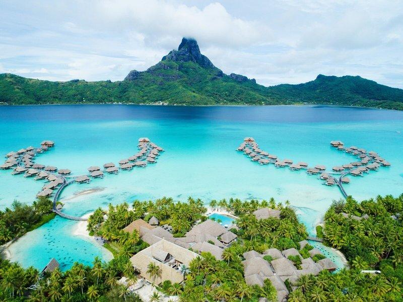 Luftaufnahme des InterContinental Bora Bora Resorts mit Wasservillen und türkisfarbenem Ozean