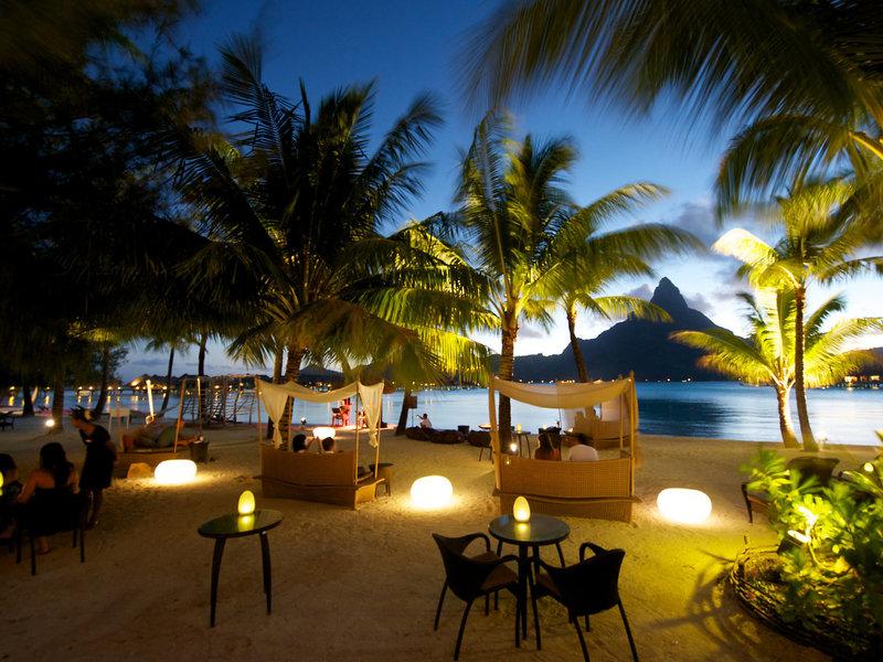 Hotelstrand bei Nacht im InterContinental Bora Bora Resort and Thalasso Spa mit Palmen und Wasserbetten