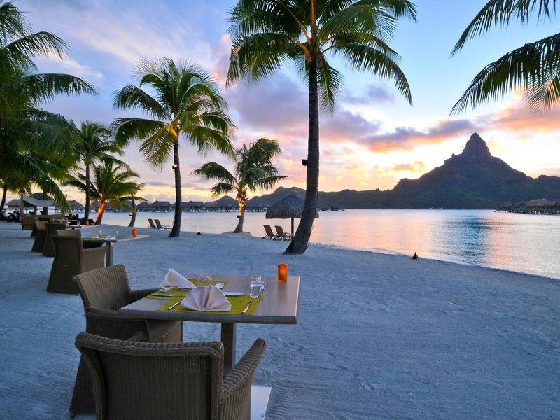 Strandrestaurant des InterContinental Bora Bora Resort mit Blick auf die Berge und Palmen