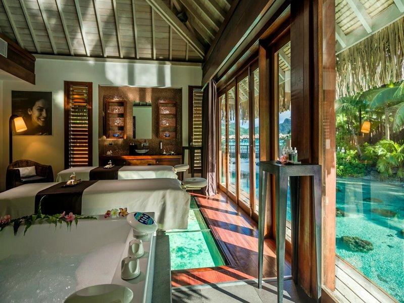 Massageraum im InterContinental Bora Bora Resort and Thalasso Spa mit Blick auf den Pool.