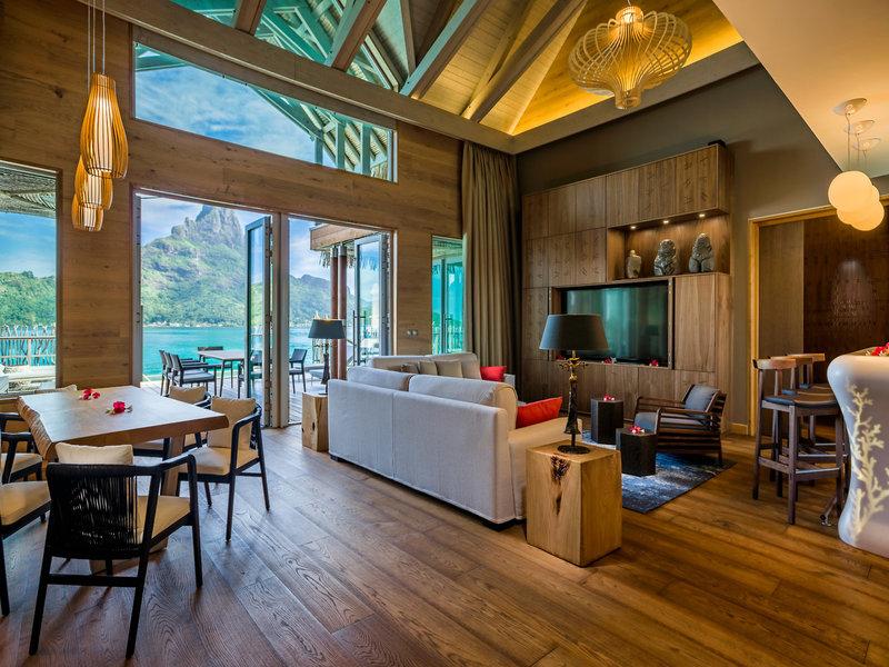 Innenbereich des InterContinental Bora Bora Resorts und Thalasso Spa mit Holzwänden und Meerblick.