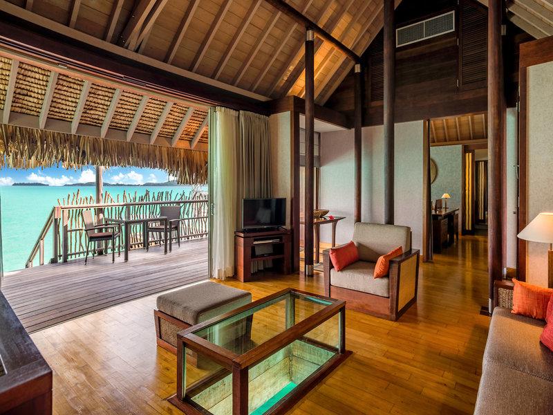 Innenansicht der Suite im InterContinental Bora Bora Resort and Thalasso Spa mit Blick auf den Ozean.