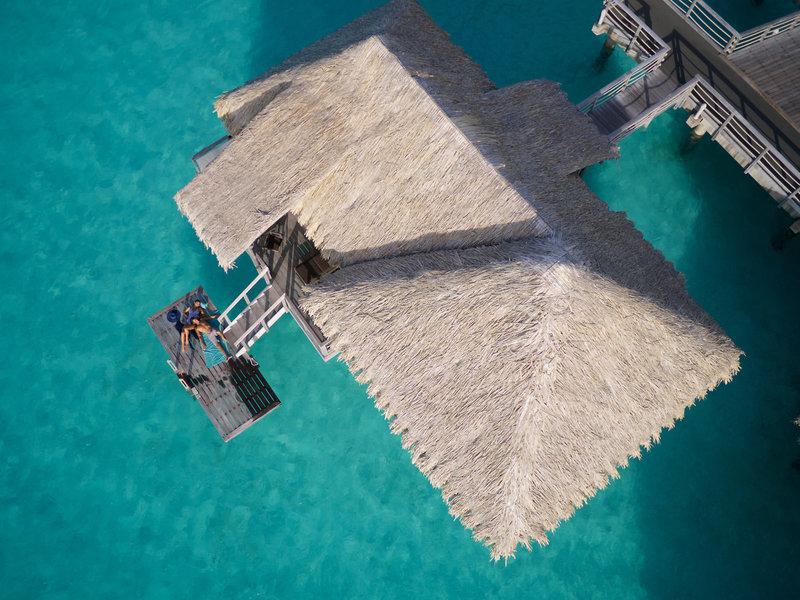 Luftaufnahme der InterContinental Bora Bora Resort und Thalasso Spa Wasserhütte