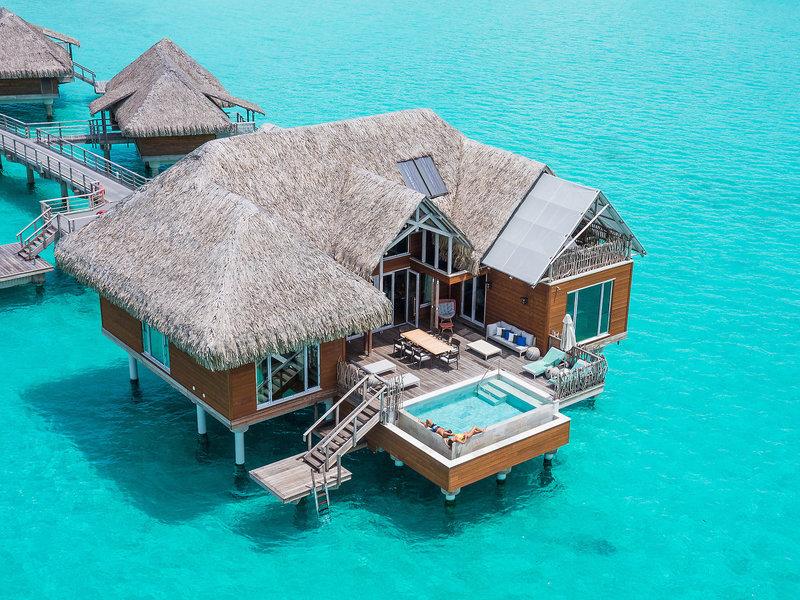 Überwasserbungalow des InterContinental Bora Bora Resort direkt im Wasser