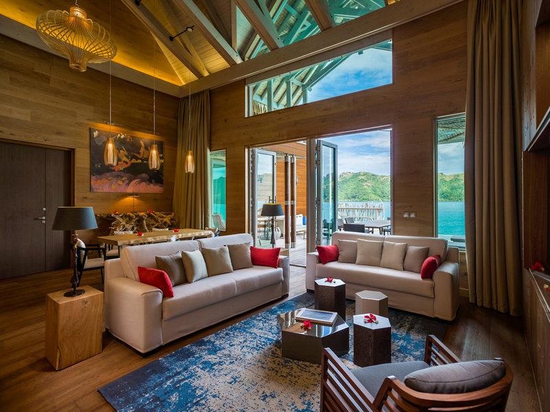 Wohnbereich des InterContinental Bora Bora Resorts mit Blick auf das Meer.