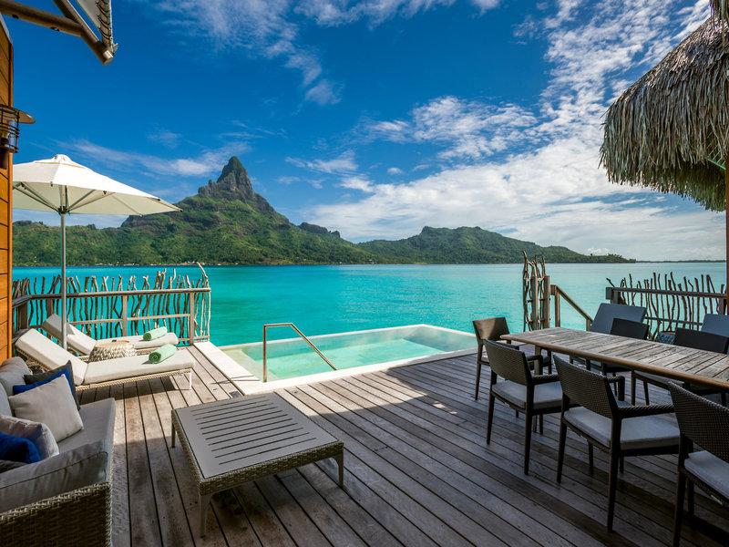 Hotelterrasse mit Aussicht auf Meer und Berge im InterContinental Bora Bora Resort