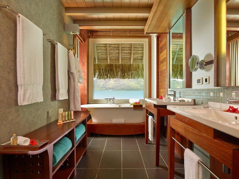 Badezimmer mit Meerblick im InterContinental Bora Bora Resort and Thalasso Spa