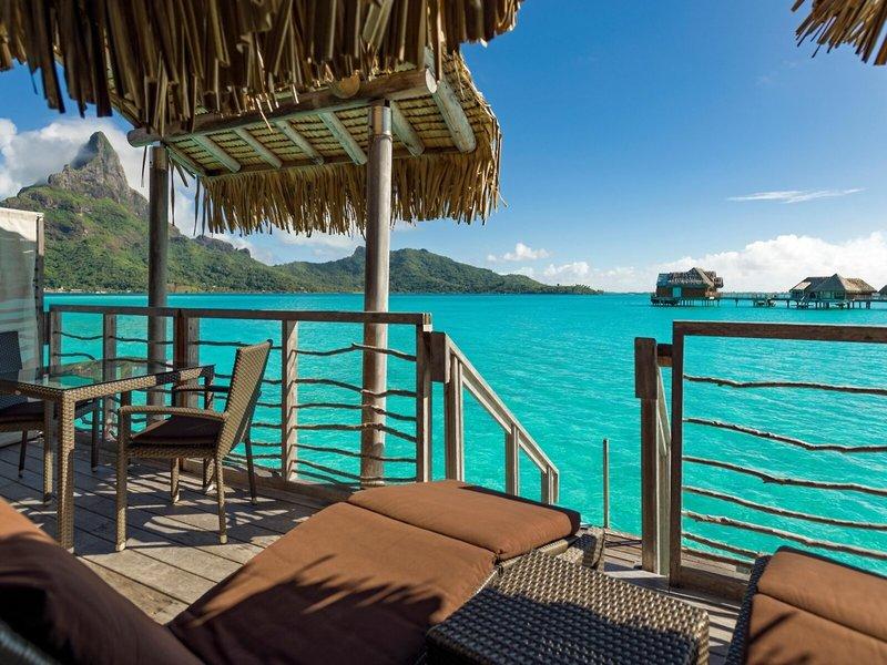 Terrasse des Intercontinental Bora Bora Resorts mit Blick auf das Meer und eine Insel im Hintergrund