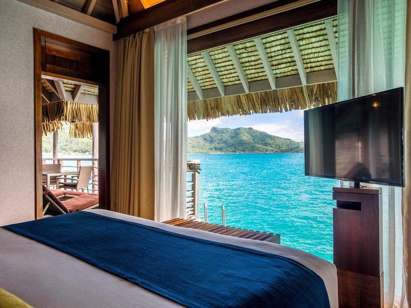 Bett im Hotelzimmer des InterContinental Bora Bora Resort and Thalasso Spa mit Aussicht auf Meer und Berg