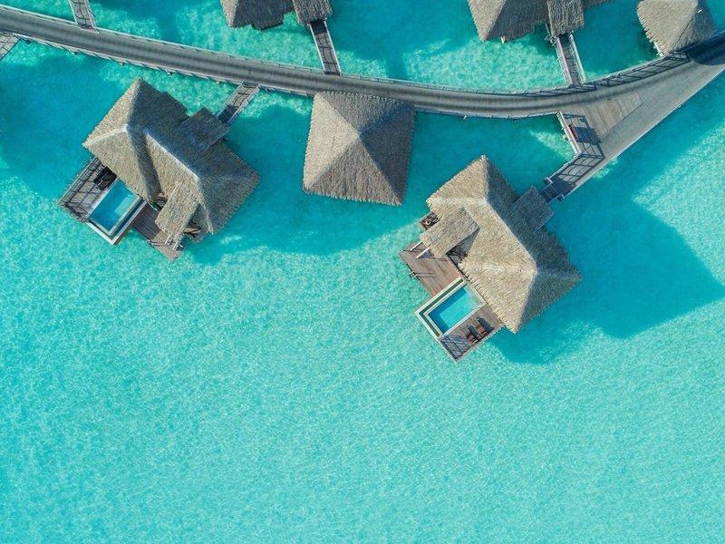 Luftaufnahme des InterContinental Bora Bora Resorts mit Wasservillen im Ozean