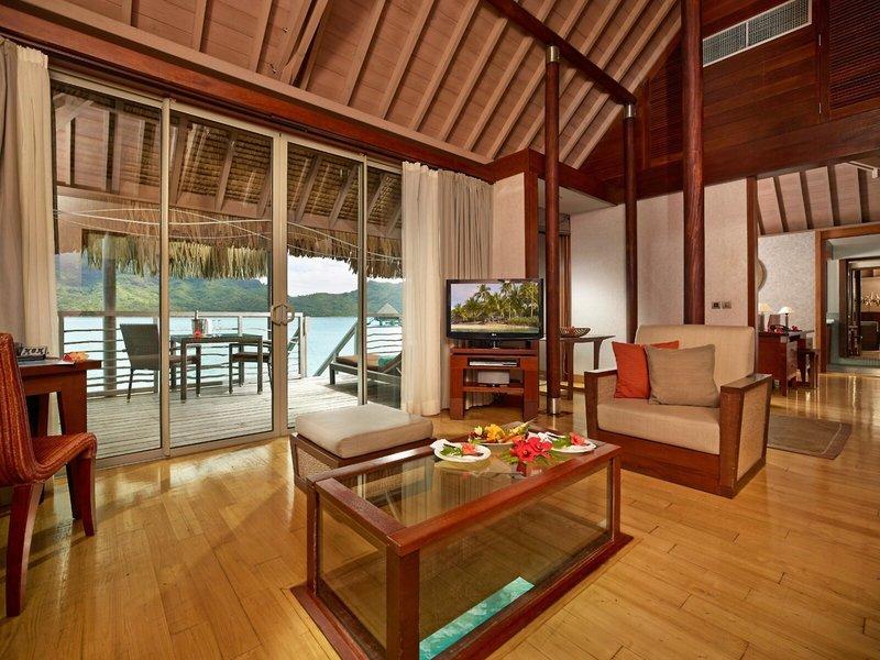 Wohnzimmer des InterContinental Bora Bora Resort und Thalasso Spa mit Blick auf das Meer.