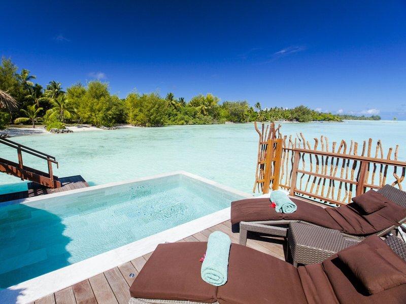 Außenpool auf der Terrasse des InterContinental Bora Bora Resorts mit Blick auf den Ozean