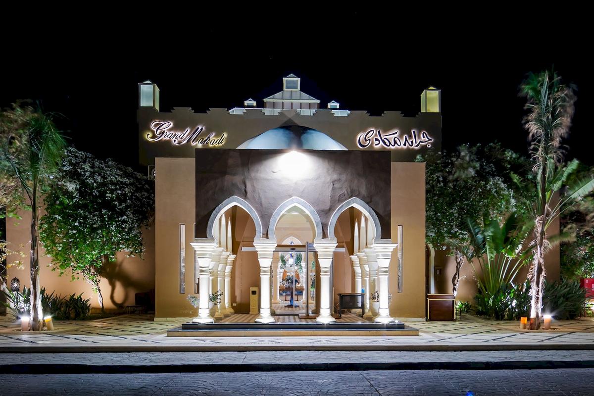 Grand Makadi Hotel Eingang bei Nacht mit Beleuchtung und Pflanzen