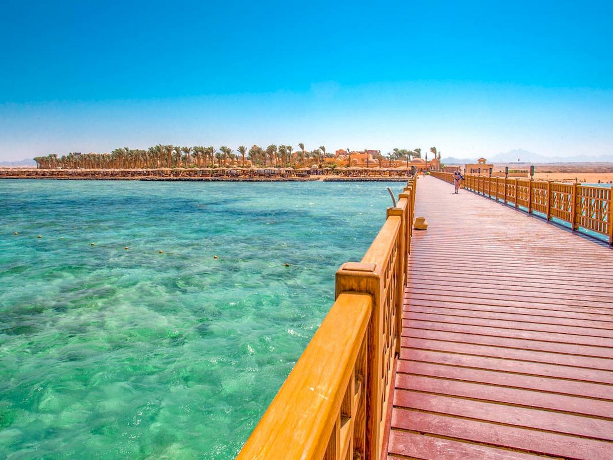 Foto der Terrasse des Grand Makadi Hotels mit Blick auf das kristallklare Wasser und die Palmen