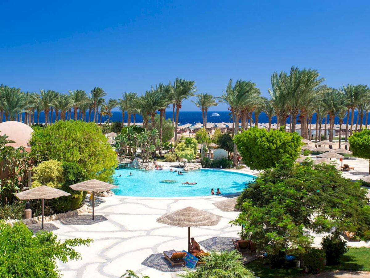 Luftaufnahme des Swimmingpools im Grand Makadi Hotel mit Gästen und Palmen