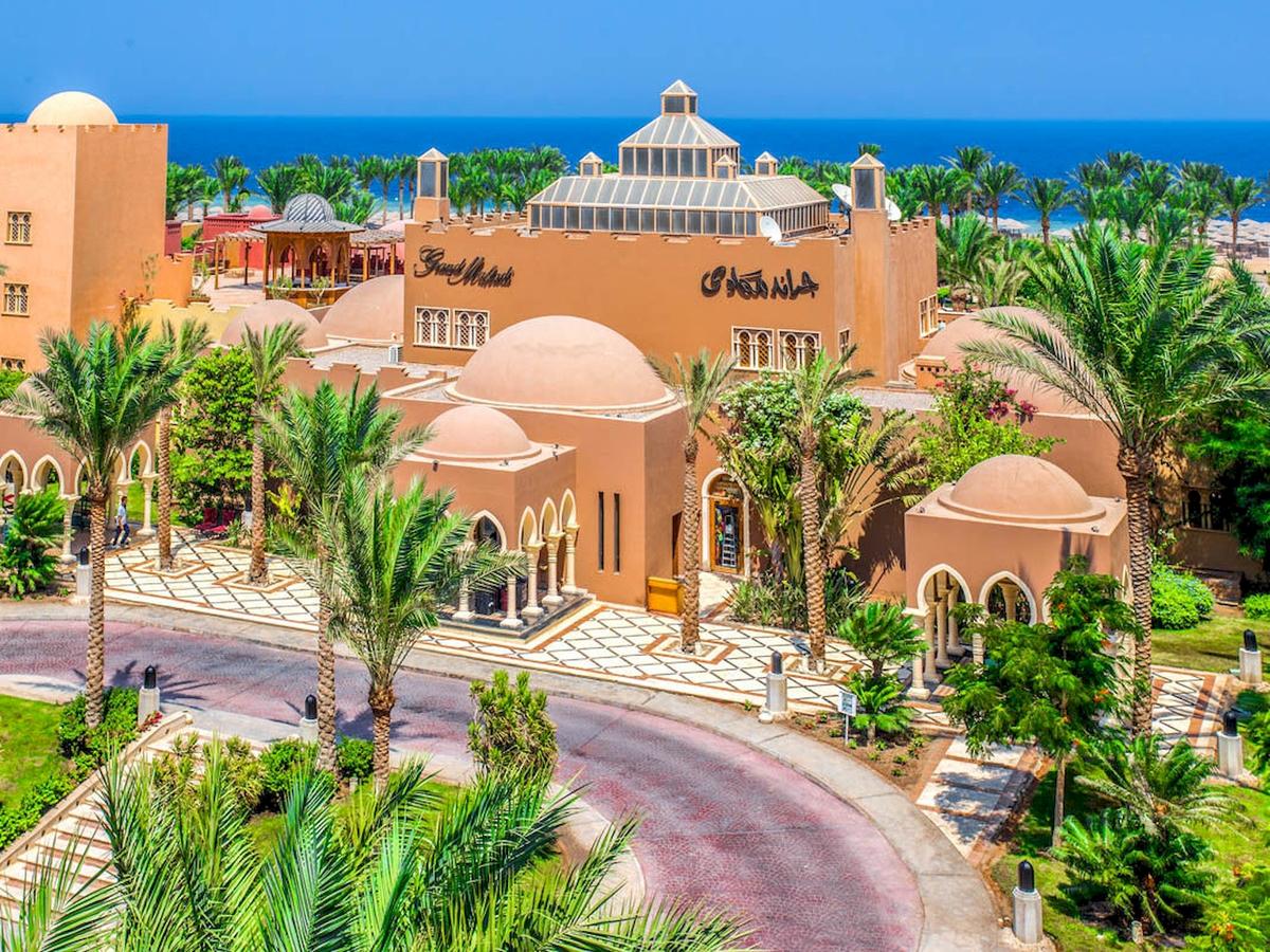 Luftaufnahme des Grand Makadi Hotels mit Meerblick und Palmen